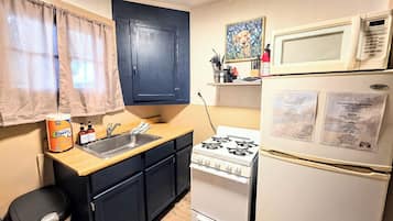 Cafetera y tetera, refrigerador, microondas y horno
