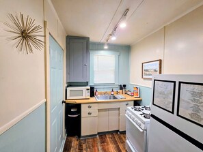 Private kitchen - Tranquil Tides Cottage (Hot Springs)