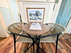 Dining - Tranquil Tides Cottage (Hot Springs)