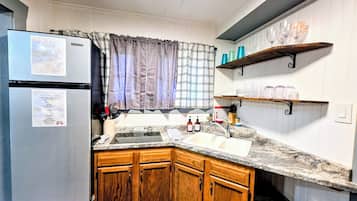 Cafetera y tetera, refrigerador, microondas y horno