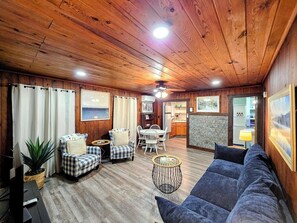 TV - Pebble Beach Cottage (Hot Springs)