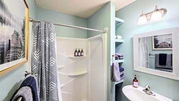 Douche, sèche-cheveux, serviettes fournies
