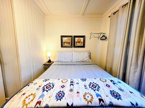 2 bedrooms, WiFi, bed sheets - Serenity Shores Cottage (Hot Springs)