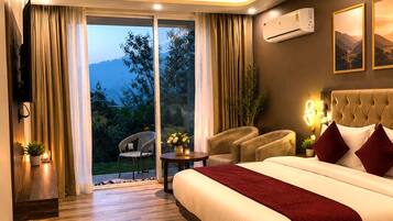 Double Room, Balcony, Lake View | Iron/ironing board, free WiFi