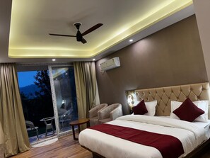 Double Room, Balcony, Lake View | Iron/ironing board, free WiFi