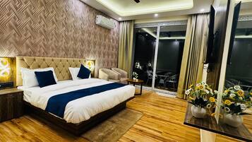 Double Room, Balcony, Lake View | Iron/ironing board, free WiFi