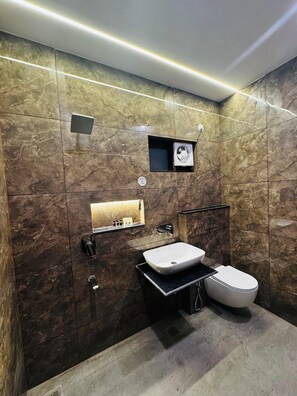 Quarto casal, sacada, vista para o lago | Banheiro | Banheira e chuveiro separados, secador de cabelo, chinelos 