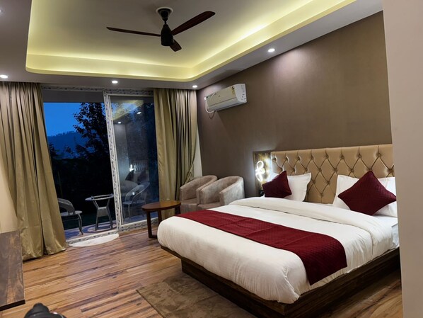 Double Room, Balcony, Lake View | Iron/ironing board, free WiFi