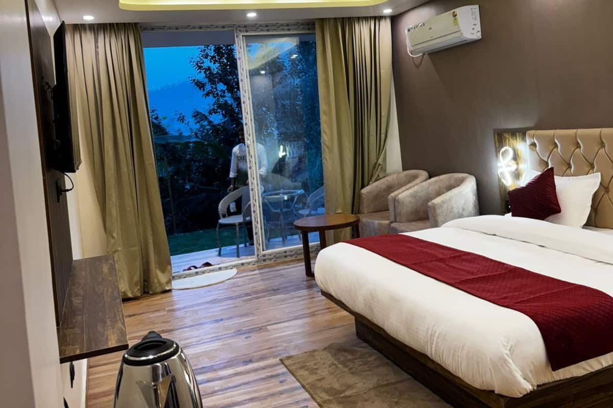 Double Room, Balcony, Lake View | Iron/ironing board, free WiFi