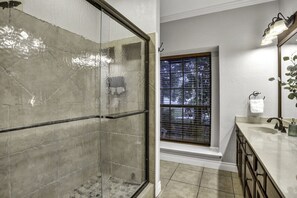Hair dryer, towels - Triple C Retreat + Pool & Spa (Temple)