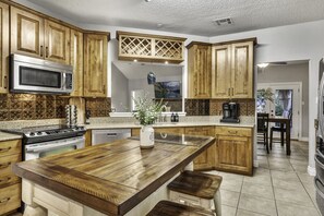 Fridge, microwave, oven, stovetop - Triple C Retreat + Pool & Spa (Temple)