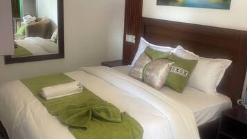 1 dormitorio, tabla de planchar con plancha, wifi y ropa de cama