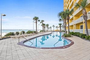 2 outdoor pools, pool loungers