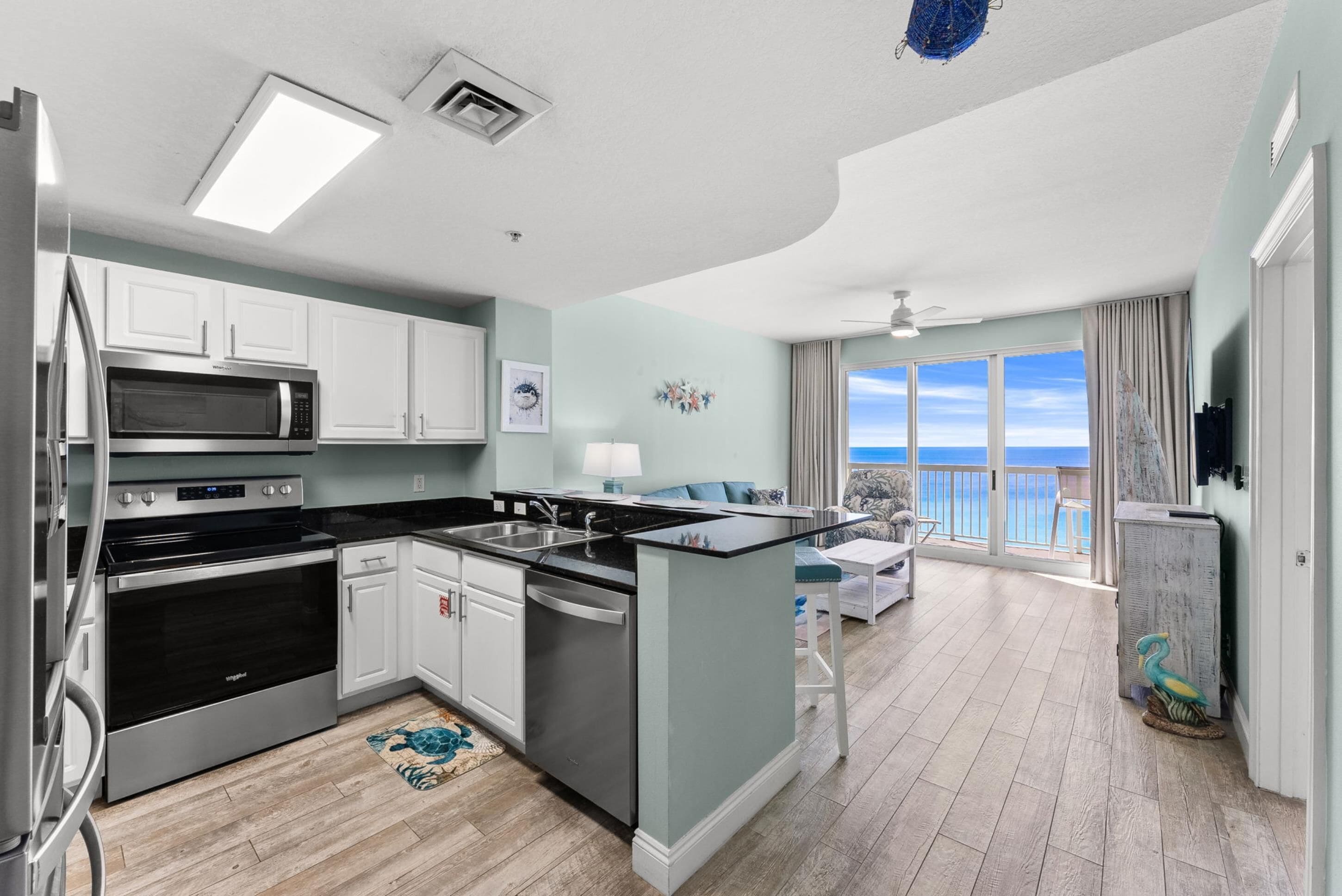 Apartamento, 1 habitación, vistas al mar (1405E) | Cocina privada | Frigorífico grande, microondas, horno y placa de cocina