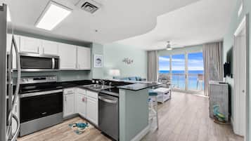 Apartamento, 1 habitación, vistas al mar (1405E) | Cocina privada | Frigorífico grande, microondas, horno y placa de cocina
