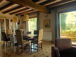 A dining area with a wooden table, chairs, and a bookshelf. - Cerdanya—House with a garden, 1 km from Llivia • 7 people • Near Font-Romeu. (Estavar)