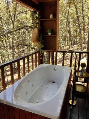 A hot tub on a wooden deck with a view of a forest. - Villas Bosque Alto By GEstores (Huasca de Ocampo)