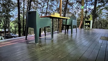 Habitación familiar, vista al jardín | Restaurante al aire libre