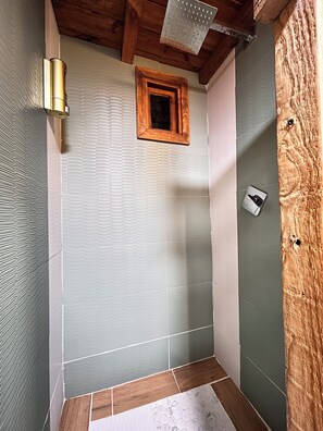 Classic Room, Garden View | Bathroom | Separate tub and shower, hair dryer, towels, soap