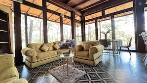 A room with a wooden ceiling, large windows, a patterned floor, and two sofas with cushions. - Villas Bosque Alto By GEstores (Huasca de Ocampo)