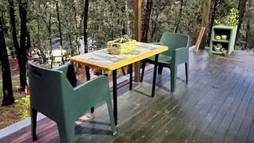 家庭房, 花园景观 | 室外用餐