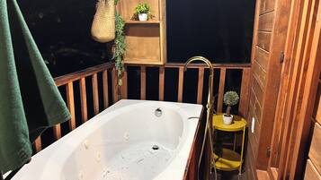 Habitación clásica, vista al jardín | Áreas de la propiedad