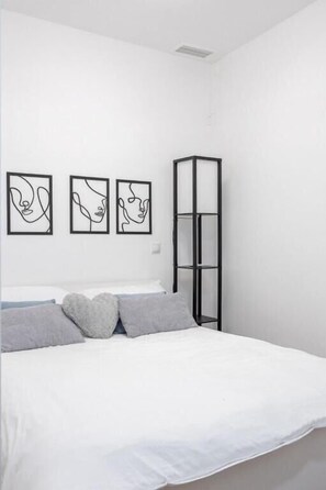 Junior Apartment | Down comforters, iron/ironing board, cribs/infant beds, free WiFi - Toro Madrid (Madrid)