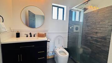 Bidet, toallas, jabón, papel higiénico