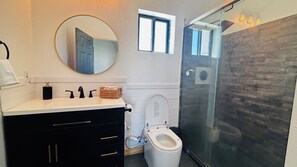 Een bidet, handdoeken, zeep, toiletpapier
