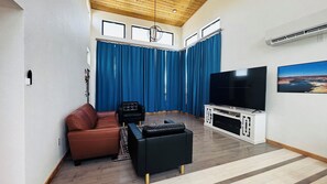 Living area - Modern Luxury Yosemite and Sierra Nevada Base at Sierra Foothills Farm Resort (Knights Ferry)