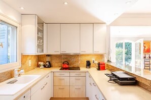 Fridge, microwave, oven, stovetop - Villa Cannoise, Air-conditioned, Spacious, Sea view (Le Cannet)