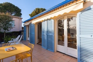 Outdoor dining - Vrbo Property (Le Cannet)