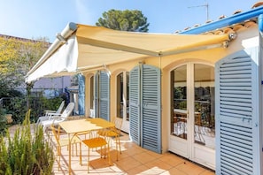 Outdoor dining - Vrbo Property (Le Cannet)