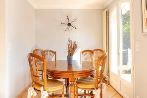 Dining - Villa Cannoise, Air-conditioned, Spacious, Sea view (Le Cannet)
