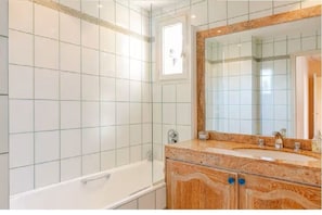 Bathroom - Vrbo Property (Le Cannet)