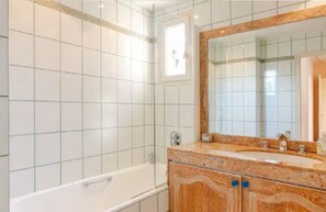 Hårtørrer, bidet, håndklæder, Sæbe