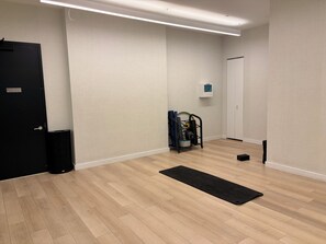 Fitness facility -  Modern Studio with Chef’s Kitchen Bar, Dedicated Workspace & Home Theater (New York)