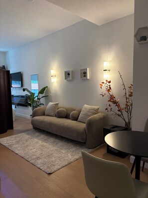 Smart TV, fireplace, books, music library -  Modern Studio with Chef’s Kitchen Bar, Dedicated Workspace & Home Theater (New York)