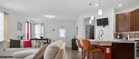 Televisión, chimenea, tenis de mesa y estéreo
