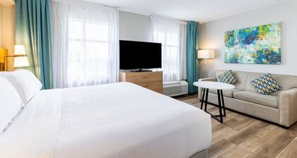 King Studio w/ Kitchen | Free Breakfast & Pool