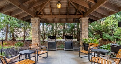 Comfortable King Studio w/ Pool + Daily Breakfast