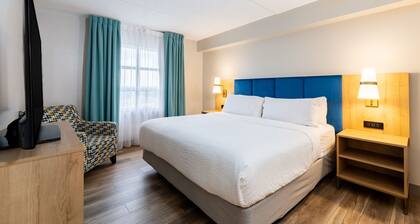Chic 1BR Suite w/ Kitchen | Pool & Hot Breakfast