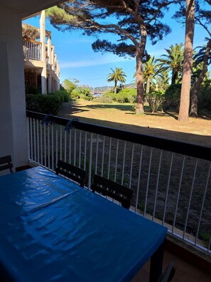 Outdoor dining - Vrbo Property (Hyeres)