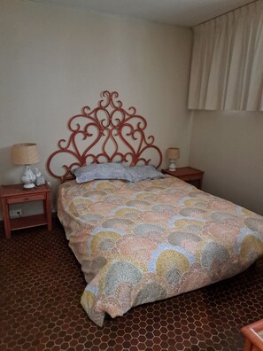 Iron/ironing board, bed sheets - Vrbo Property (Hyeres)
