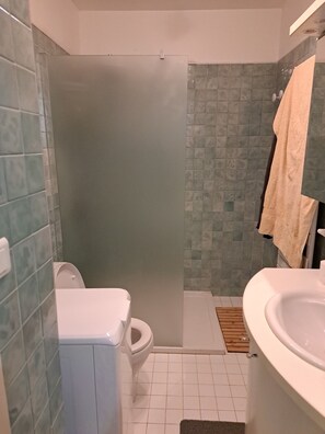 Shower, hair dryer, towels, soap - Vrbo Property (Hyeres)
