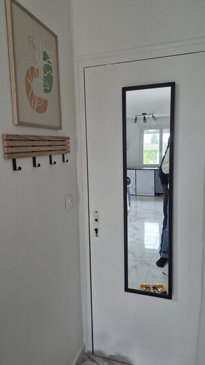Interior - Le Cocon : Bright studio 32m² + free private parking (rare). Near Stadium (Troyes)