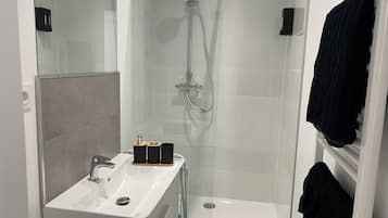 Douche, sĂšche-cheveux, serviettes fournies, savon