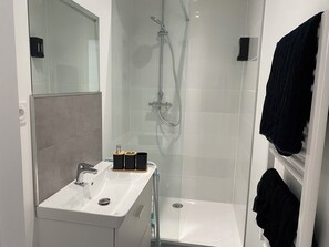 Een douche, een haardroger, handdoeken, zeep