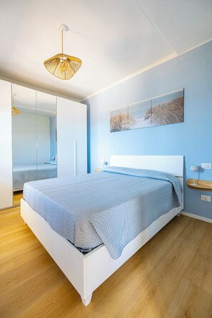Een strijkplank/strijkijzer, gratis wifi, beddengoed