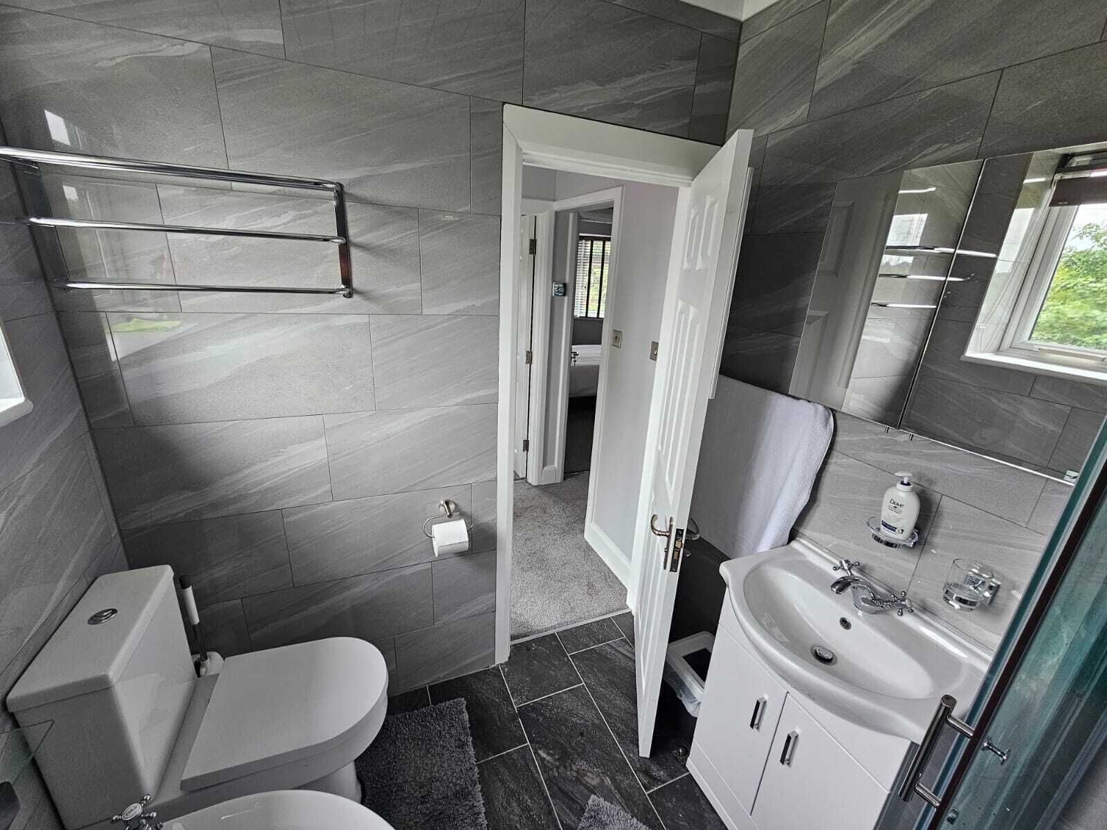 Douche, sèche-cheveux, serviettes fournies, savon